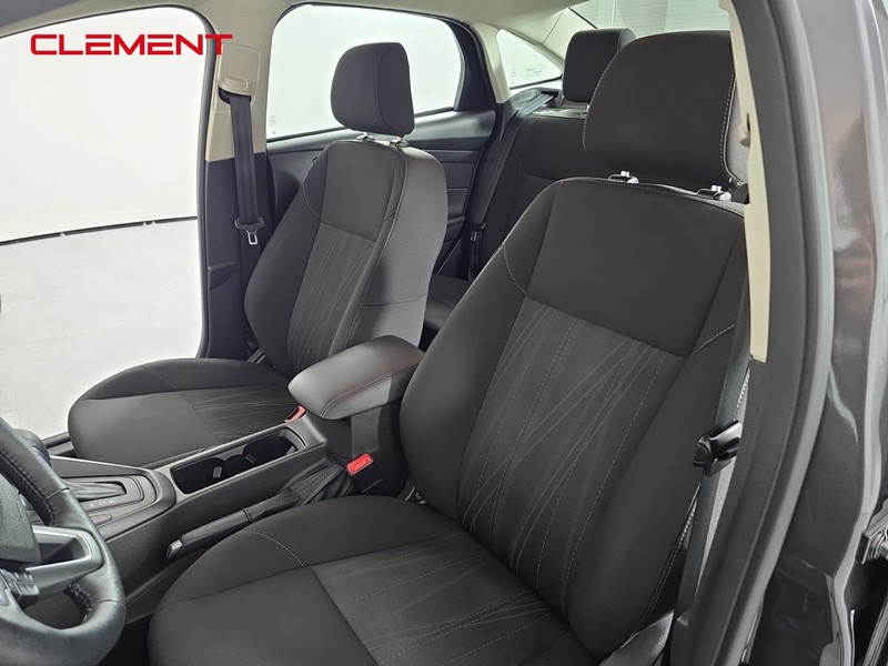 Ford Focus Sedan Vehicle Full-screen Gallery Image 27