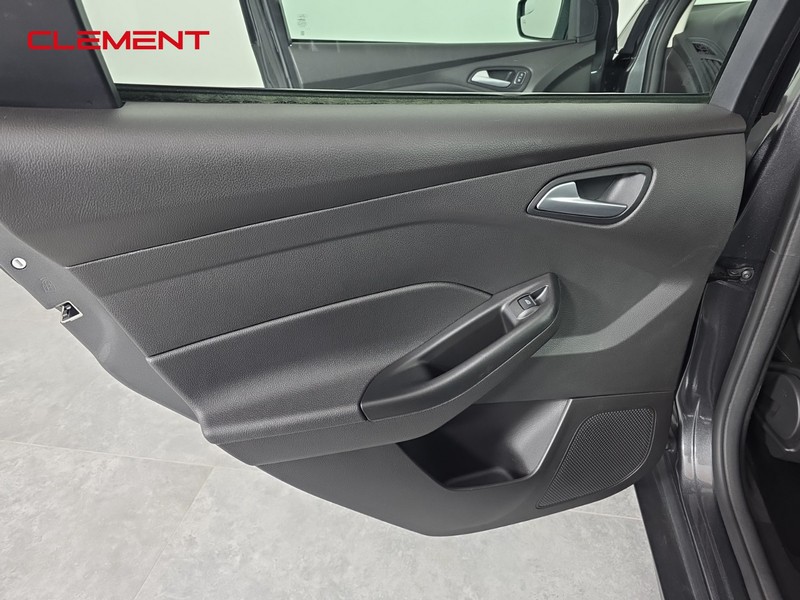 Ford Focus Sedan Vehicle Full-screen Gallery Image 28