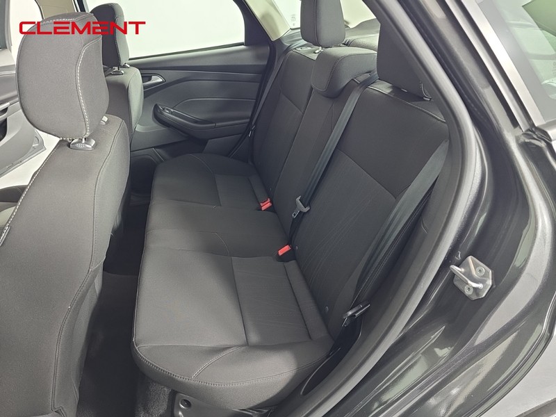 Ford Focus Sedan Vehicle Full-screen Gallery Image 29