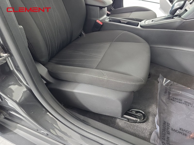 Ford Focus Sedan Vehicle Full-screen Gallery Image 30