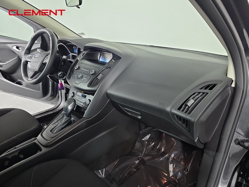 Ford Focus Sedan Vehicle Full-screen Gallery Image 31