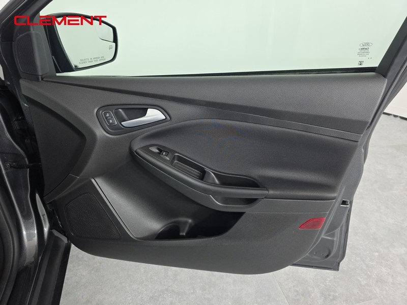 Ford Focus Sedan Vehicle Full-screen Gallery Image 32