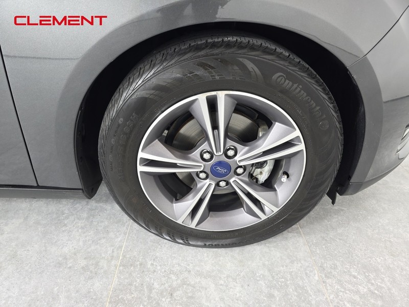 Ford Focus Sedan Vehicle Full-screen Gallery Image 33