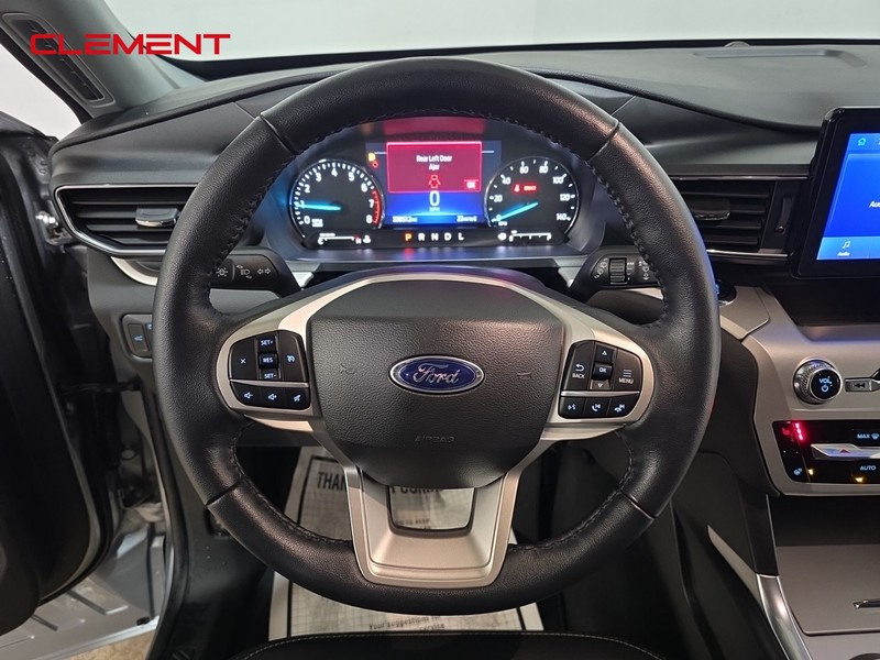 Ford Explorer Vehicle Image 14