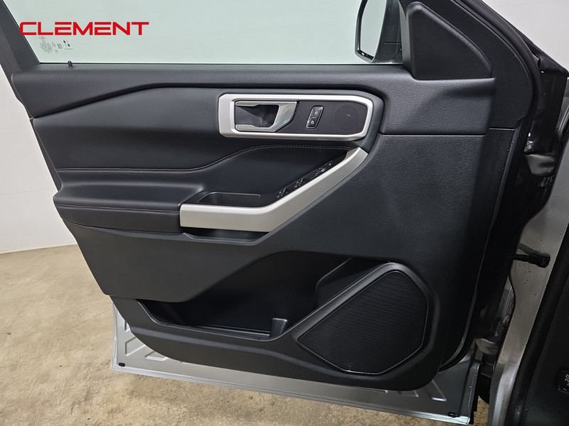 Ford Explorer Vehicle Image 24