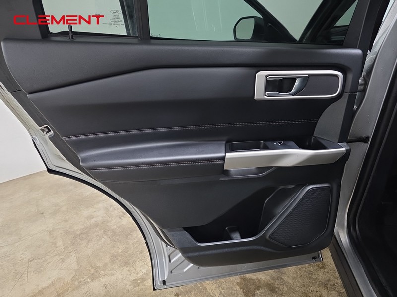 Ford Explorer Vehicle Image 27