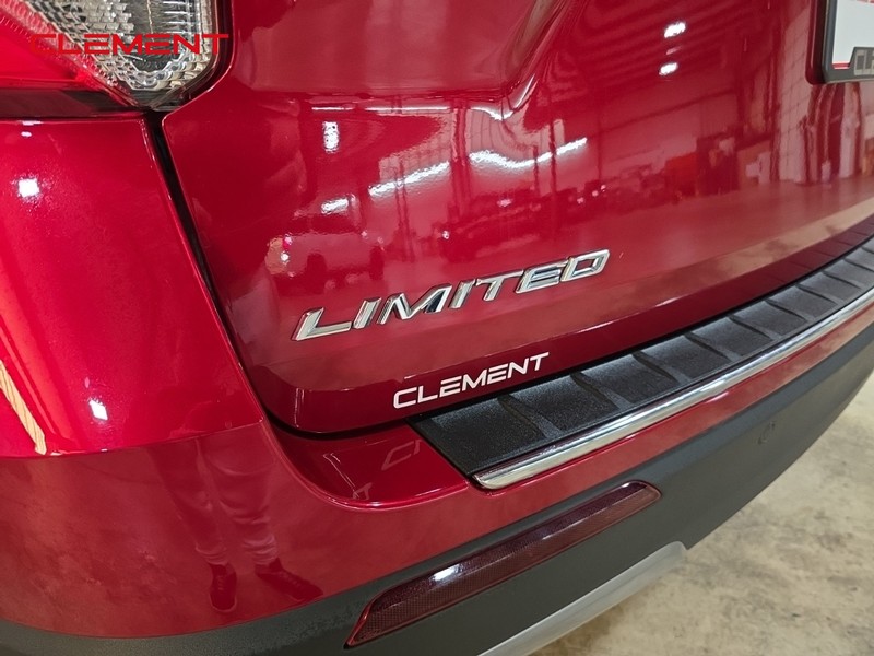 Ford Explorer Vehicle Full-screen Gallery Image 9