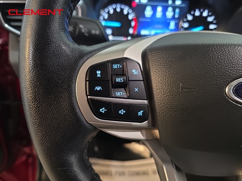 Ford Explorer Vehicle Full-screen Gallery Image 16