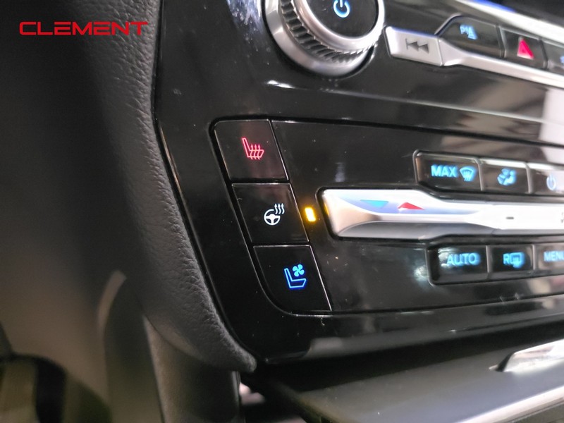 Ford Explorer Vehicle Full-screen Gallery Image 24