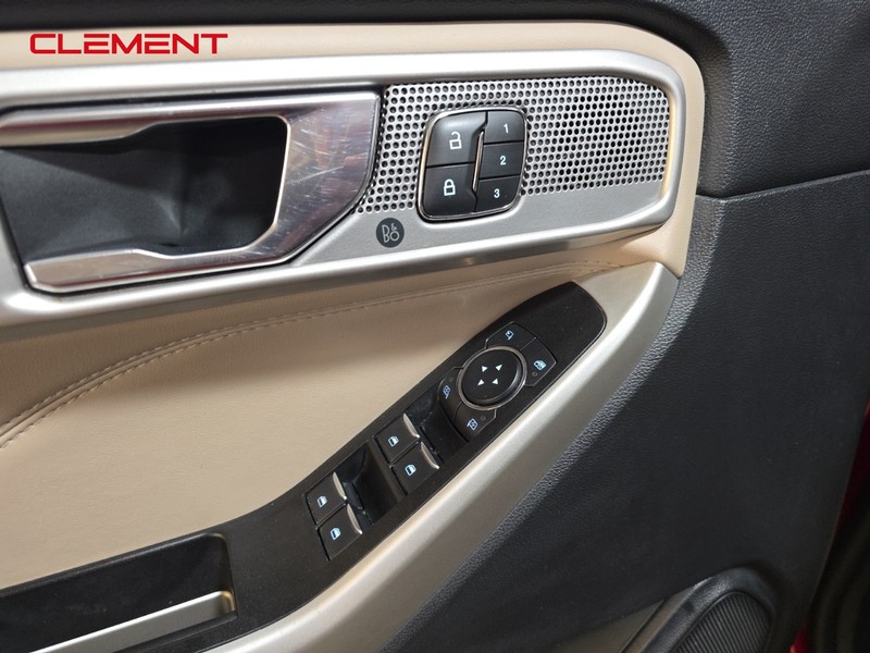 Ford Explorer Vehicle Full-screen Gallery Image 29