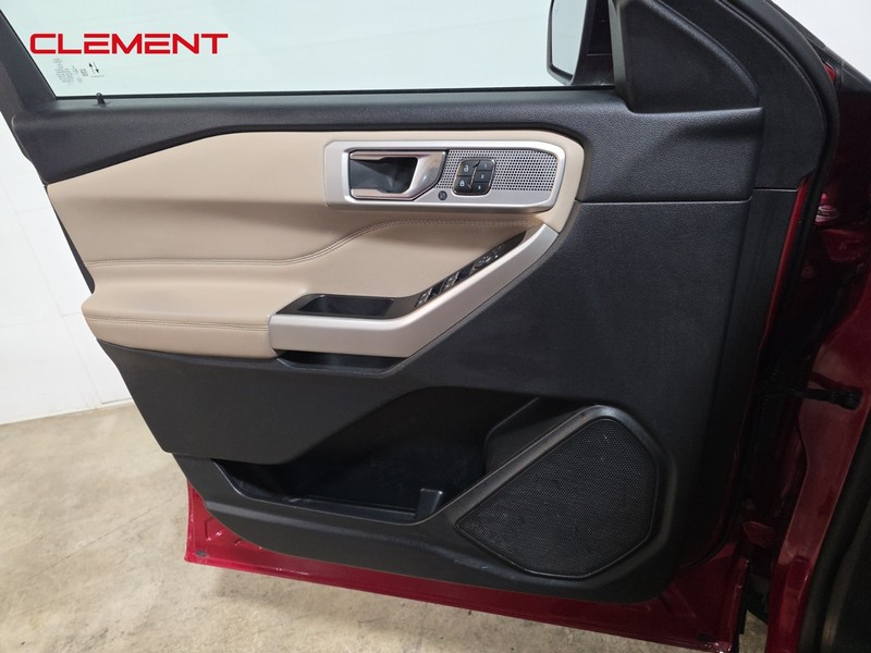 Ford Explorer Vehicle Full-screen Gallery Image 30