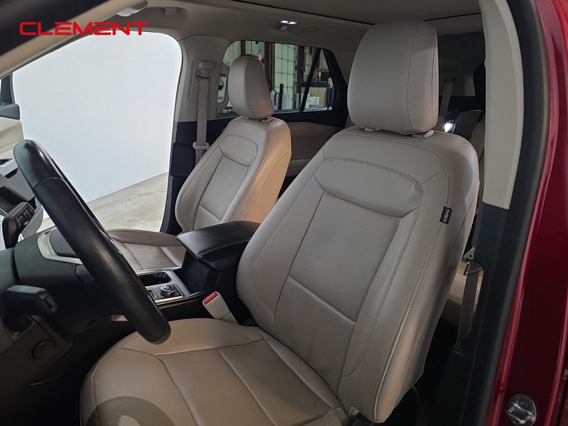 Ford Explorer Vehicle Full-screen Gallery Image 32