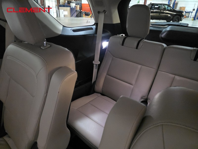 Ford Explorer Vehicle Full-screen Gallery Image 35