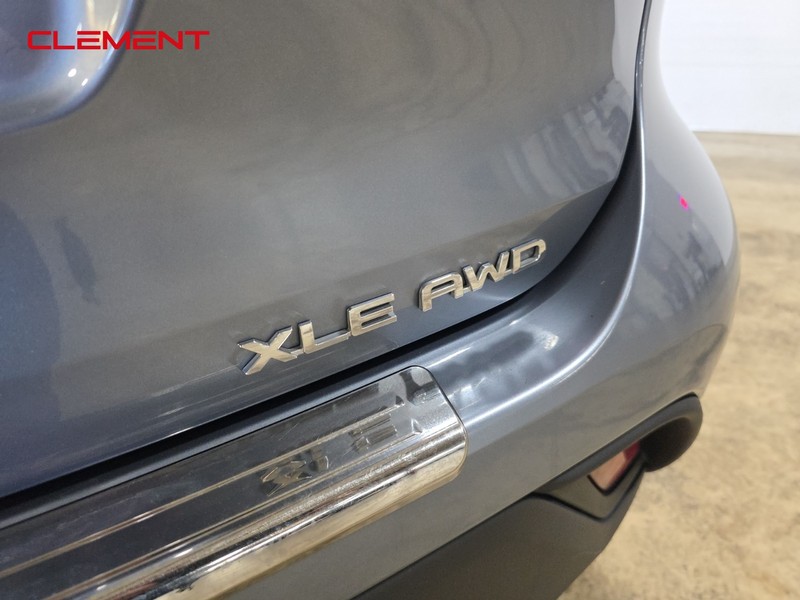 Toyota Highlander Vehicle Full-screen Gallery Image 9