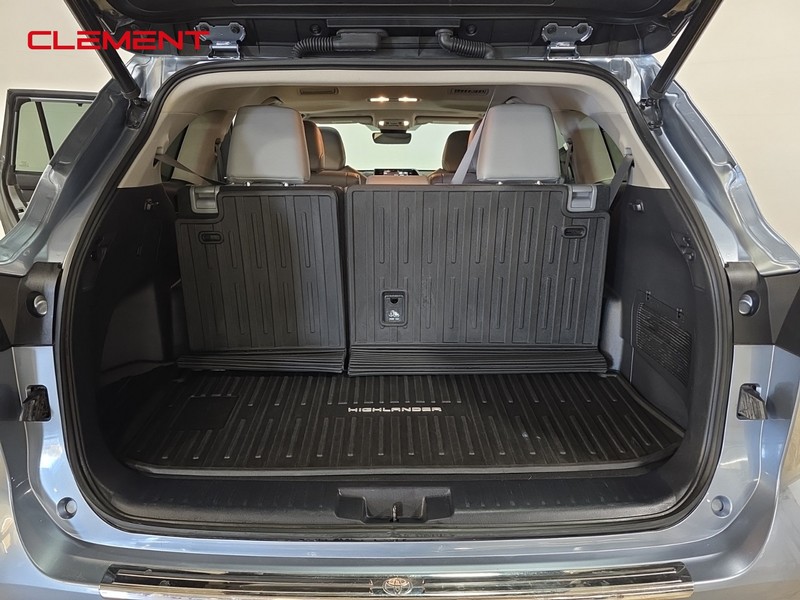 Toyota Highlander Vehicle Full-screen Gallery Image 10