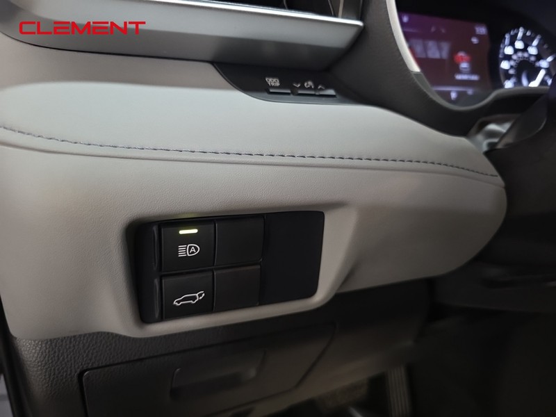 Toyota Highlander Vehicle Full-screen Gallery Image 12