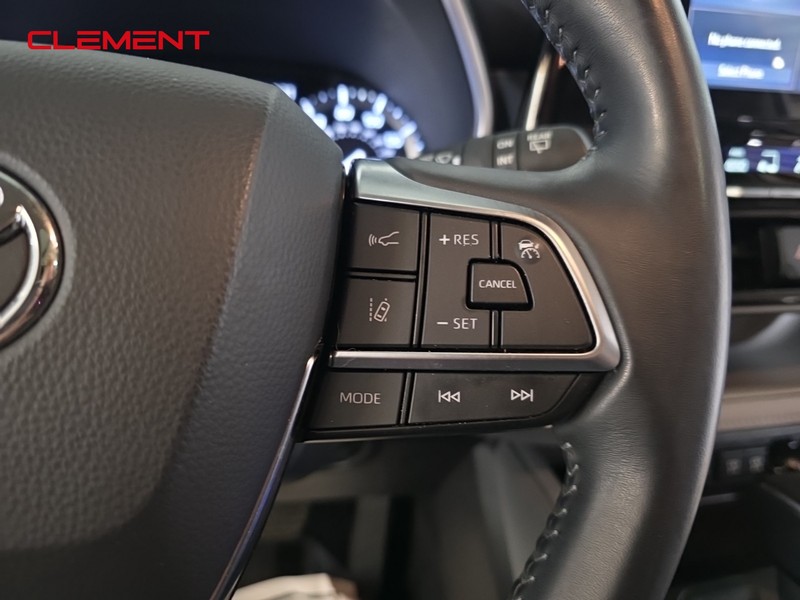 Toyota Highlander Vehicle Full-screen Gallery Image 15