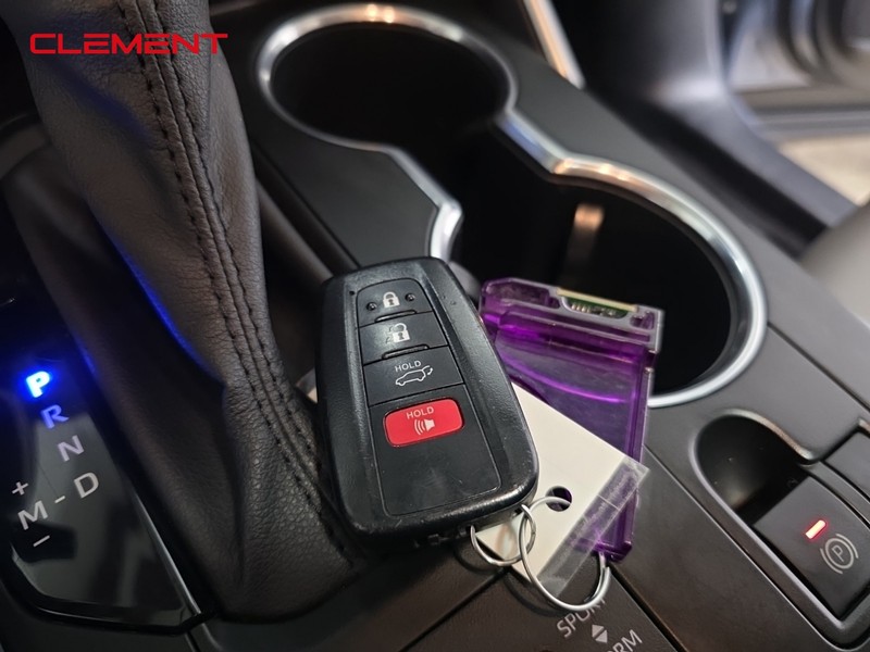 Toyota Highlander Vehicle Full-screen Gallery Image 23