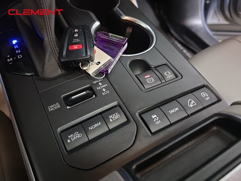 Toyota Highlander Vehicle Full-screen Gallery Image 24