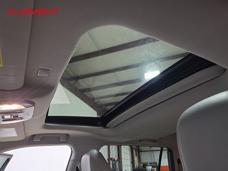 Toyota Highlander Vehicle Full-screen Gallery Image 25