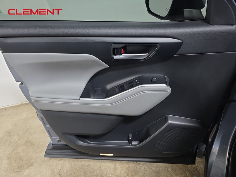 Toyota Highlander Vehicle Full-screen Gallery Image 27