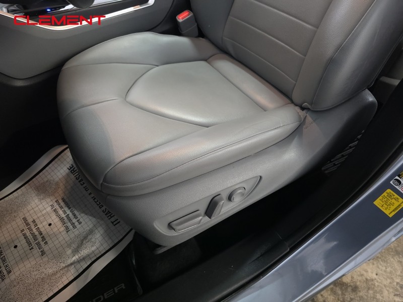 Toyota Highlander Vehicle Full-screen Gallery Image 28