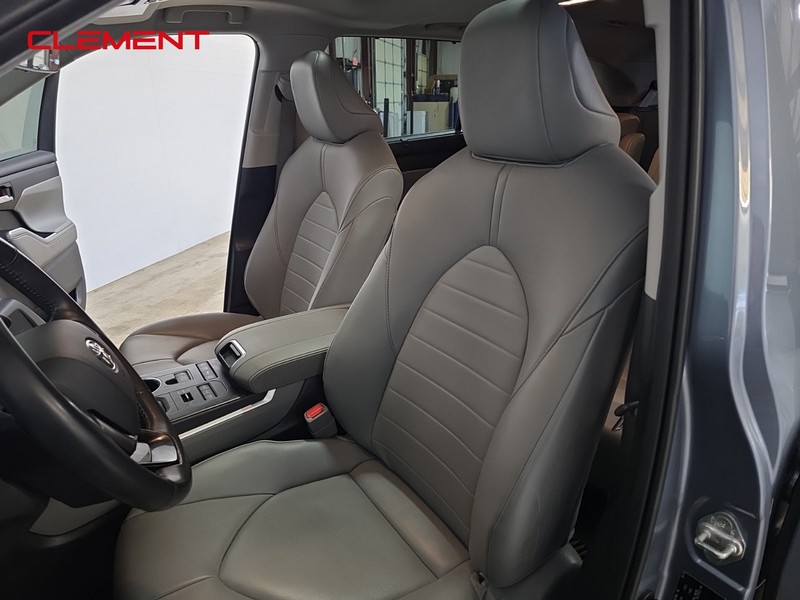 Toyota Highlander Vehicle Full-screen Gallery Image 29