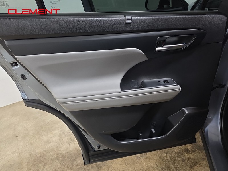 Toyota Highlander Vehicle Full-screen Gallery Image 30