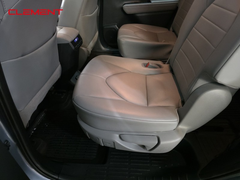 Toyota Highlander Vehicle Full-screen Gallery Image 31