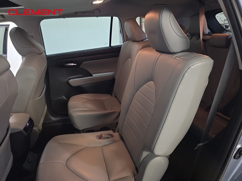 Toyota Highlander Vehicle Full-screen Gallery Image 32