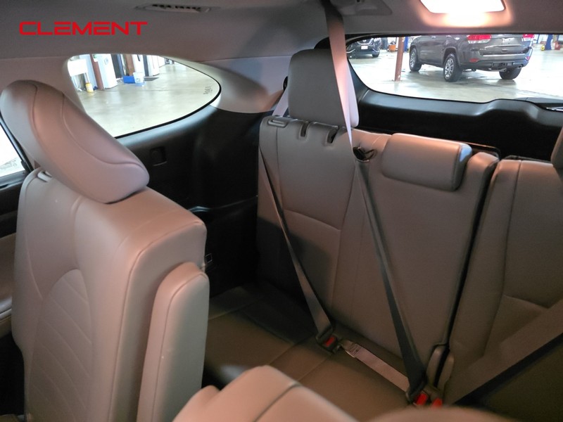 Toyota Highlander Vehicle Full-screen Gallery Image 33