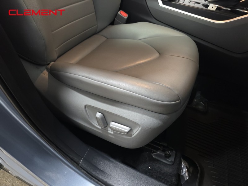 Toyota Highlander Vehicle Full-screen Gallery Image 34