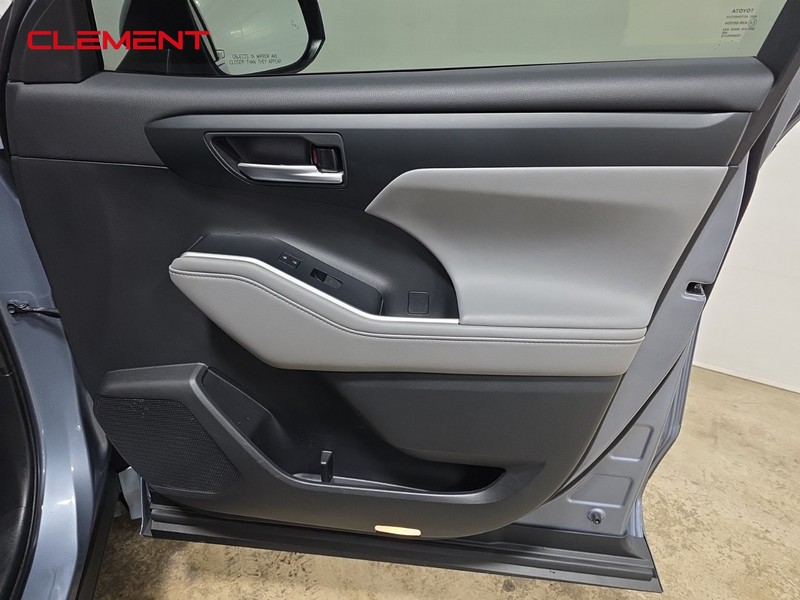 Toyota Highlander Vehicle Full-screen Gallery Image 36