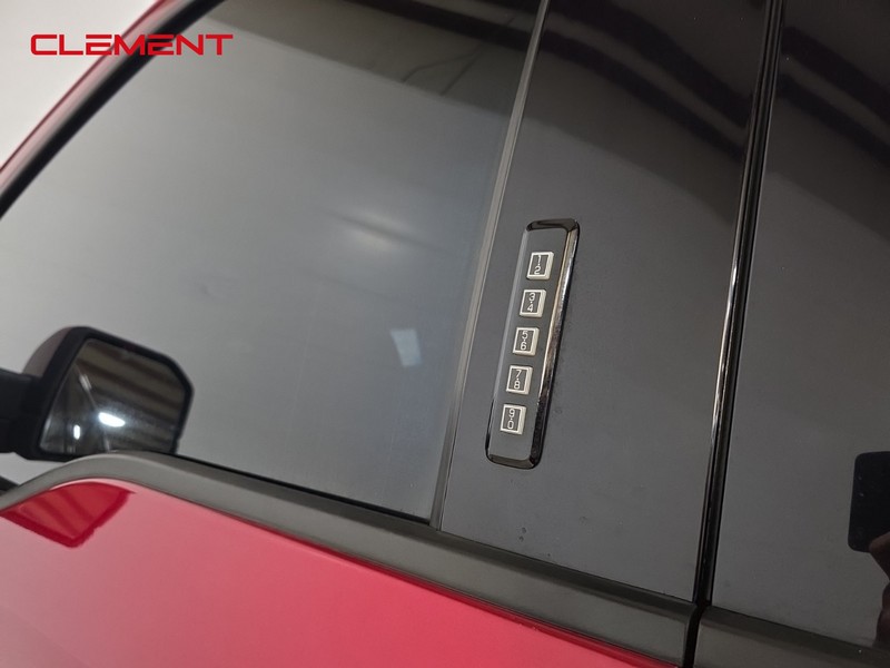 Ford F-150 Vehicle Full-screen Gallery Image 10