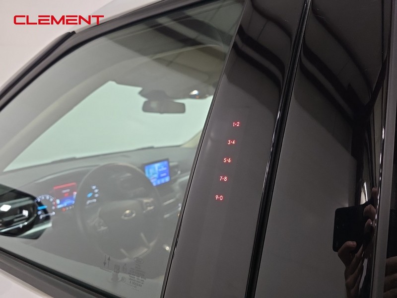 Ford Explorer Vehicle Full-screen Gallery Image 9