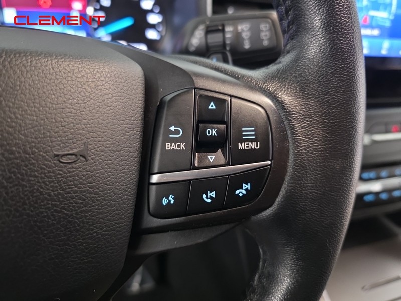 Ford Explorer Vehicle Full-screen Gallery Image 15