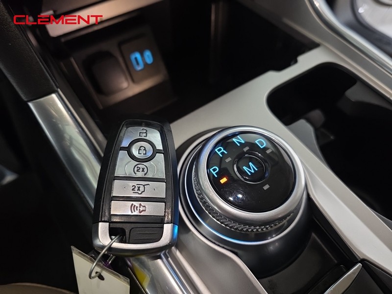 Ford Explorer Vehicle Full-screen Gallery Image 23