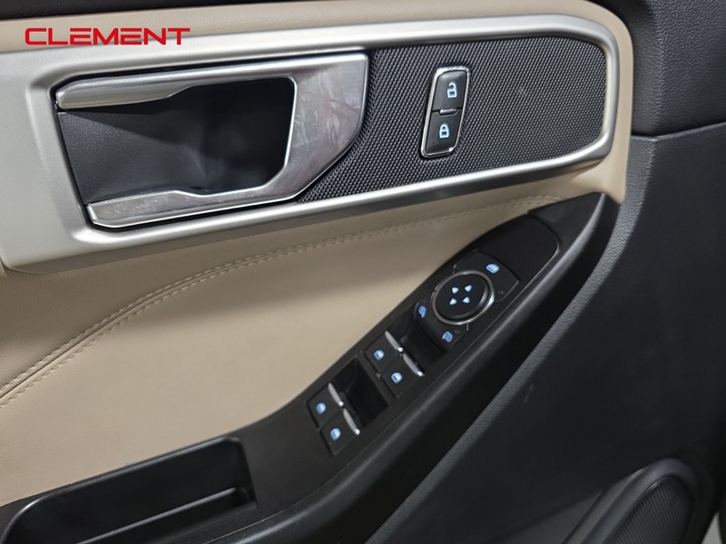 Ford Explorer Vehicle Full-screen Gallery Image 25