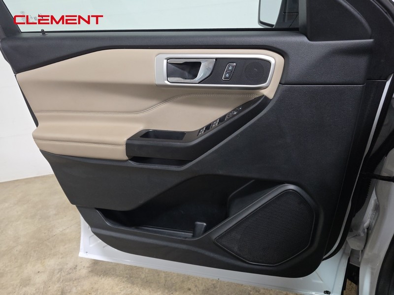 Ford Explorer Vehicle Full-screen Gallery Image 26