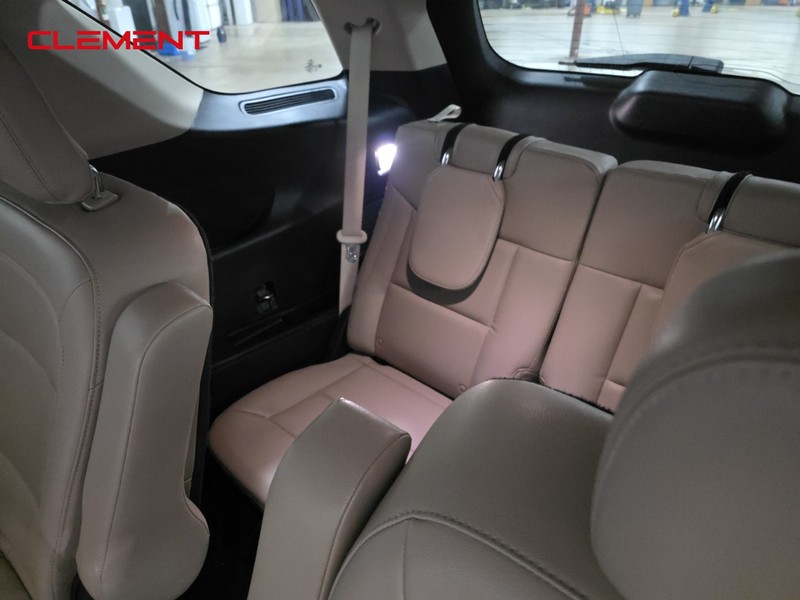 Ford Explorer Vehicle Full-screen Gallery Image 31