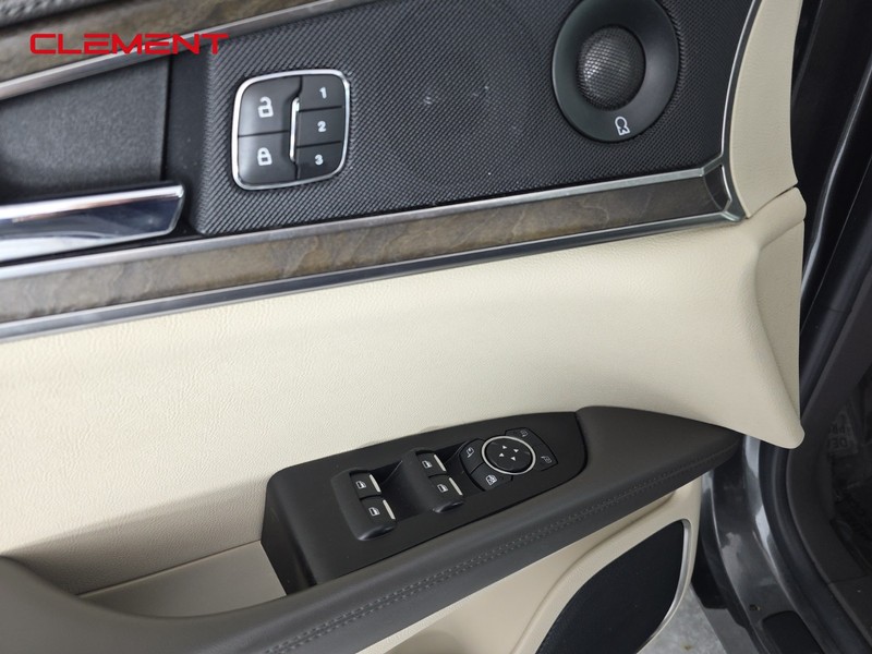 Lincoln Nautilus Vehicle Full-screen Gallery Image 20