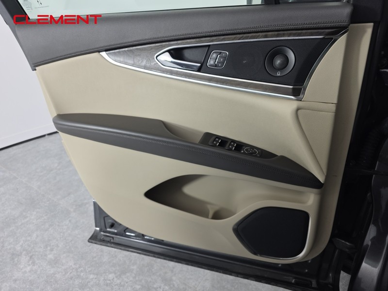 Lincoln Nautilus Vehicle Full-screen Gallery Image 21