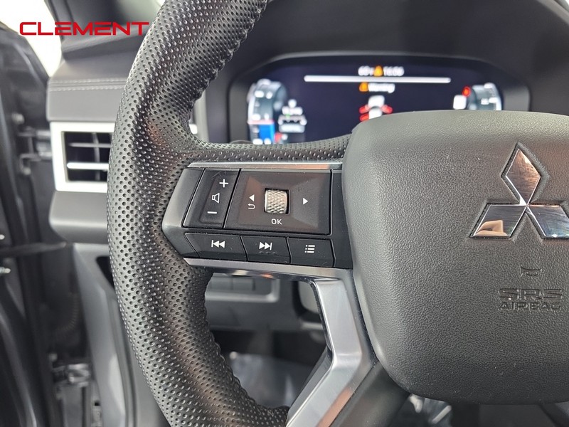 Mitsubishi Outlander Vehicle Full-screen Gallery Image 13