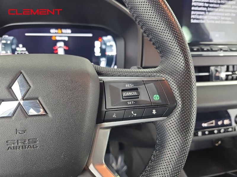 Mitsubishi Outlander Vehicle Full-screen Gallery Image 14