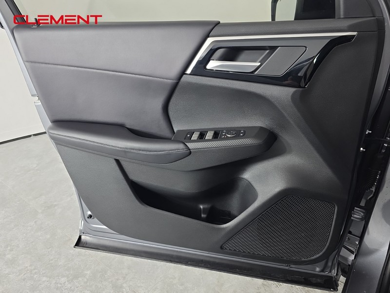 Mitsubishi Outlander Vehicle Full-screen Gallery Image 22