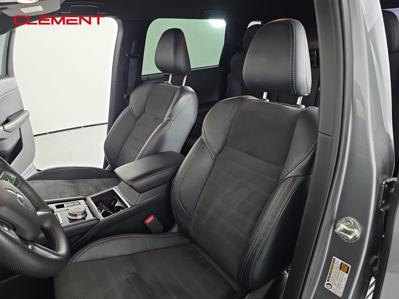 Mitsubishi Outlander Vehicle Full-screen Gallery Image 24