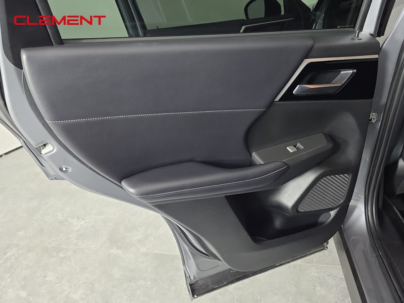 Mitsubishi Outlander Vehicle Full-screen Gallery Image 25