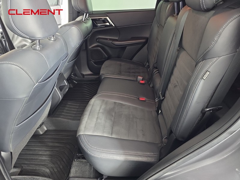 Mitsubishi Outlander Vehicle Full-screen Gallery Image 26