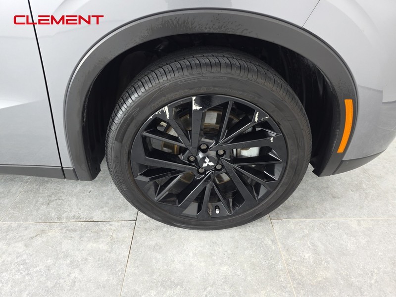 Mitsubishi Outlander Vehicle Full-screen Gallery Image 32