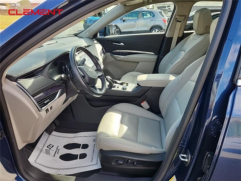 Cadillac XT4 Vehicle Full-screen Gallery Image 03